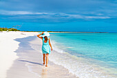 Schöne Frau beim Spaziergang am idyllischen Strand, umspült vom Karibischen Meer, Barbuda, Antigua und Barbuda, Westindien, Karibik, Mittelamerika