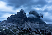 Wolken in der Abenddämmerung am nebligen Himmel über den Drei-Zinnen-Gipfeln, Dolomiten, Südtirol, Italien, Europa