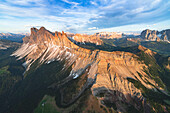 Luftaufnahme der Geislergruppe, Seceda, Sella und Langkofel bei Sonnenuntergang, Dolomiten, Südtirol, Italien, Europa