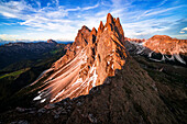 Majestätische Gipfel der Geislergruppe, Seceda, Furchetta und Sass Rigais bei Sonnenuntergang, Luftbild, Dolomiten, Südtirol, Italien, Europa
