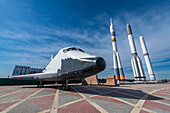 Raumschiffe und Raketen vor dem Nationalen Raumfahrtzentrum, Nur Sultan, ehemals Astana, Hauptstadt von Kasachstan, Zentralasien, Asien