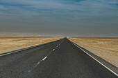 Straße, die zum Berg Sherkala führt, sieht aus wie eine Jurte, Shetpe, Mangystau, Kasachstan, Zentralasien, Asien