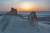 Sonnenaufgang über der Bozzhira-Schlucht, Ustyurt-Hochebene, Mangystau, Kasachstan, Zentralasien, Asien