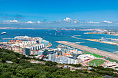 Blick vom Felsen von Gibraltar und dem Flughafen, Gibraltar, Britisches Überseegebiet, Europa
