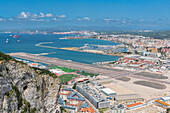 Blick über den Flughafen von Prinzessin Annes Batterie und den großen Belagerungstunneln, Gibraltar, Britisches Überseegebiet, Europa