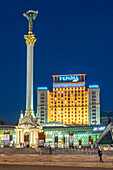 Das Kiewer Unabhängigkeitsdenkmal und das Hotel Ukraine während der blauen Stunde, Kiew (Kiev), Ukraine, Europa