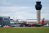 Jet2-Flugzeug beim Abflug vom Flughafen Manchester, Manchester, England, Vereinigtes Königreich, Europa