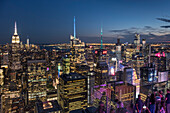 Die Skyline von Manhattan bei Nacht vom Top of the Rock am Rockefeller Center, Manhattan, New York, Vereinigte Staaten von Amerika, Nordamerika