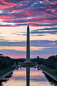 Das Washington Monument und der Reflecting Pool bei Sonnenaufgang, National Mall, Washington DC, Vereinigte Staaten von Amerika, Nordamerika