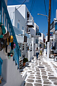 Eine ruhige Straße in der Altstadt von Mykonos, Mykonos, Die Kykladen, Ägäisches Meer, Griechische Inseln, Griechenland, Europa