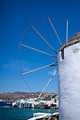 Traditionelle Windmühle aus dem 16. Jahrhundert und Häuser am Wasser in Venitia (Klein-Venedig) in der Altstadt von Mykonos, Mykonos, Die Kykladen, Ägäisches Meer, Griechische Inseln, Griechenland, Europa