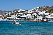 Traditionelles Fischerboot in der Bucht nahe dem alten Hafen von Mykonos, Mykonos, Kykladen, Ägäisches Meer, Griechische Inseln, Griechenland, Europa