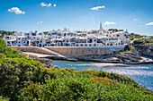 Blick auf weiß getünchte Häuser und das Mittelmeer, Binibequer Vell, Menorca, Balearen, Spanien, Mittelmeer, Europa