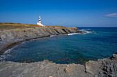Blick auf den gestreiften Leuchtturm Far de Favaritx auf einer felsigen Landzunge, Carretera Favaritx, Menorca, Balearische Inseln, Spanien, Mittelmeer, Europa