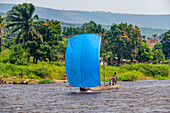 Traditionelles Segelboot auf dem Kongo-Fluss, Demokratische Republik Kongo, Afrika