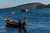 Fischer bringen ihren morgendlichen Fang zum Markt, Mpulungu, Tanganjikasee, Sambia, Afrika