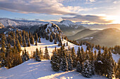 Wintersaison in den Orobie-Alpen bei Sonnenaufgang, Presolana-Gipfel in der Provinz Bergamo, Region Lombardei, Italien, Europa