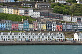 Reihenhäuser in Cobh, am Ufer des Hafens von Cork, Grafschaft Cork, Munster, Republik Irland, Europa