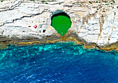 Luftaufnahme von Touristen beim Baden in der Giola, einem natürlichen Pool auf der Insel Thassos, Griechische Inseln, Griechenland, Europa