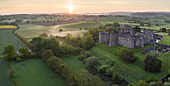 Luftaufnahme von Raglan Castle in der Morgendämmerung, Raglan, Monmouthshire, Wales, Vereinigtes Königreich, Europa