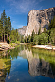 El Capitan spiegelt sich im Fluss Merced, Yosemite-Nationalpark, UNESCO-Weltnaturerbe, Kalifornien, Vereinigte Staaten von Amerika, Nordamerika