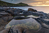 Sonnenuntergang über der Granitküste von Porth Ledden im Westen Cornwalls, England, Vereinigtes Königreich, Europa