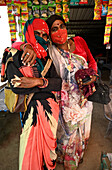 Zwei Hijras, Transgender-Personen, in einem Dhaba am Straßenrand, die versuchen, irgendeine Arbeit zu bekommen, wo sie können, Bavla, Gujarat, Indien, Asien