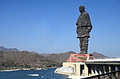 Die Statue der Einheit, die mit 182 m höchste Statue der Welt von Vallabhbhai Patel, mit Blick auf den Fluss Narmada, eröffnet 2018, Gujarat, Indien, Asien