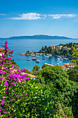 Blick auf den Hafen und die Dächer von Ika aus erhöhter Position, Ika, Kvarner Bucht, Ost-Istrien, Kroatien, Europa
