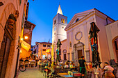 Blick auf die St. Georgskirche und Essen im Freien in der Abenddämmerung im Dorf Lovran, Lovran, Kvarner Bucht, Ost-Istrien, Kroatien, Europa