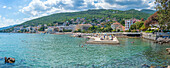 Blick auf die Lungomare-Promenade und die Stadt Opatija im Hintergrund, Opatija, Kvarner Bucht, Kroatien, Europa
