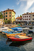 Blick auf Boote im Yachthafen und Hafenrestaurants zur goldenen Stunde in Volosko, Opatija, Kvarner Bucht, Kroatien, Europa