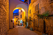 Blick auf Cafe-Bar in der Abenddämmerung, Lovran, Kvarner Bucht, Ost-Istrien, Kroatien, Europa