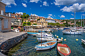 Blick auf Hotels und Kirche mit Blick auf den Yachthafen von Volosko, Kvarner Bucht, Ost-Istrien, Kroatien, Europa