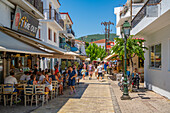 Blick auf Restaurants und Geschäfte an der Hauptstraße in Skiathos-Stadt, Insel Skiathos, Sporaden, Griechische Inseln, Griechenland, Europa