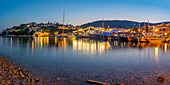 Blick auf den alten Hafen von Belvedere Skiathos in der Abenddämmerung in Skiathos-Stadt, Insel Skiathos, Sporaden, Griechische Inseln, Griechenland, Europa