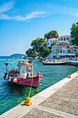 Ansicht des Alten Hafens in Skiathos Stadt, Skiathos Insel, Sporaden Inseln, Griechische Inseln, Griechenland, Europa