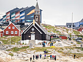 Blick auf die Zionskirche, umgeben von bunt bemalten Häusern in der Stadt Ilulissat, Grönland, Dänemark, Polarregionen