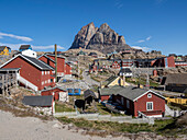 Bunt bemalte Häuser in der kleinen Stadt Uummannaq auf der Insel Uummannaq, Grönland, Dänemark, Polarregionen