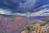 Ein Sturm zieht über den Grand Canyon in der Nähe der Sinking Ship-Formation, von der Coronado Ridge aus gesehen, Grand Canyon National Park, UNESCO-Weltnaturerbe, Arizona, Vereinigte Staaten von Amerika, Nordamerika