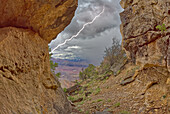 Grand Canyon von einer Höhle zwischen Zuni und Papago Point aus gesehen, während ein Sturm auf das Gebiet zurollt, Grand Canyon National Park, UNESCO-Weltnaturerbe, Arizona, Vereinigte Staaten von Amerika, Nordamerika