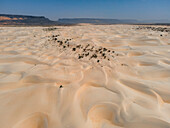 Ein Abschnitt weißer Dünen, umgeben von Schluchten in der Nähe von Kamour, Mauretanien, Sahara-Wüste, Westafrika, Afrika