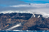 Hubschrauber im Flug über Brown Bluff, Weddellmeer, Antarktis, Polarregionen