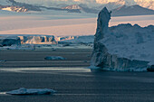 Eisberge bei Sonnenuntergang im Weddellmeer, Antarktis, Polarregionen