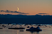Mondaufgang in der Abenddämmerung im Weddellmeer, Antarktis, Polarregionen