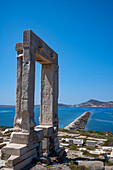 Die Porta Gateway, Teil des unvollendeten Apollo-Tempels, Naxos-Stadt, Naxos, Kykladen, Ägäisches Meer, mit Paros dahinter, Griechische Inseln, Griechenland, Europa