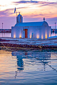 Panagia Myrtidiotissa Kirche, in der Abenddämmerung, im Hafen von Naxos Stadt, Naxos, die Kykladen, Ägäisches Meer, Griechische Inseln, Griechenland, Europa