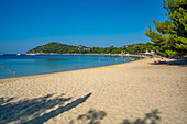 Blick auf den Strand von Koukounaries, Skiathos-Stadt, Skiathos-Insel, Sporaden-Inseln, Griechische Inseln, Griechenland, Europa