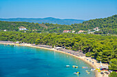 Luftaufnahme des Strandes von Koukounaries, Skiathos-Stadt, Insel Skiathos, Sporaden-Inseln, Griechische Inseln, Griechenland, Europa