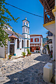 Blick auf eine weißgetünchte Kirche, Skopelos-Stadt, Insel Skopelos, Sporaden, Griechische Inseln, Griechenland, Europa